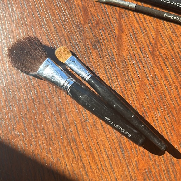5 MAC brushes + 1 MAC body powder puffer + 2 SHU UEMURA + 1 Guerlains. 10 total - Picture 9 of 15